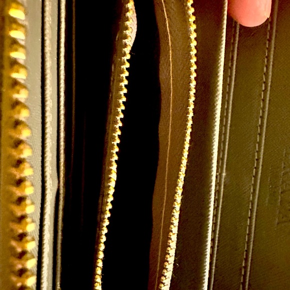 Prada Safianno wallet with 3 compartments. GUC - Picture 10 of 11